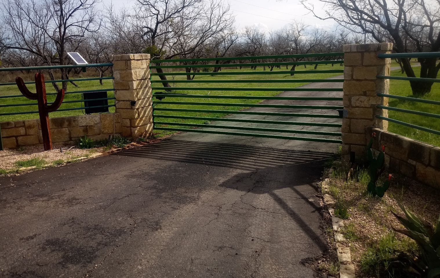 green automatic gate